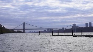 George Washington Köprüsü Manhattan 'dan New Jersey' e geçiyor. Hudson Nehri.