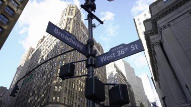 NYC 'deki Broadway ve Batı 36. Cadde tabelaları. Manhattan 'da kavşak. Yol işaretleri ve trafik ışıkları