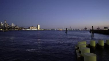 Manhattan 'daki East River, alacakaranlıktaki Brooklyn manzarası. New York 'ta günbatımı. Işığı yansıtan gökdelenler