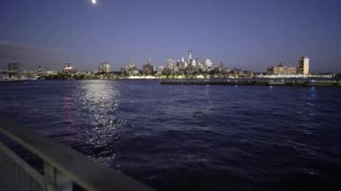 Manhattan 'daki East River, alacakaranlıktaki Brooklyn manzarası. New York 'ta günbatımı