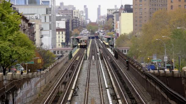 Один Поезд Метро Останавливается Станции Гарлеме Поезд Общественного Транспорта — стоковое видео