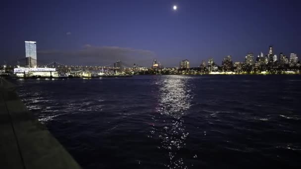 纽约的夜景日落时可以看到布鲁克林东河布鲁克林大桥横跨河流 — 图库视频影像