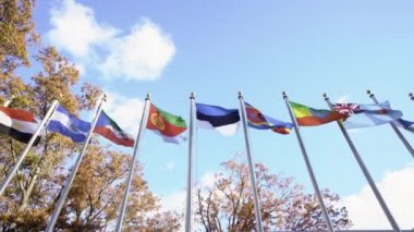 New York 'ta Birleşmiş Milletler önünde bayraklar dalgalanıyor. Estonya, Eswatini, Etiyopya, Eritre bayrakları. Arkaplanda gökyüzü