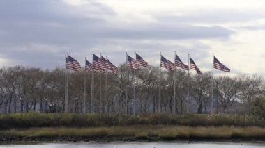 New Jersey 'deki Flag Plaza. Amerika Birleşik Devletleri Bayrakları dalgalanıyor ve rüzgarda dalgalanıyor. Anma yeri