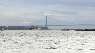 New York 'ta Brooklyn ve Staten Island' ı birbirine bağlayan Verazzano Narrows Köprüsü