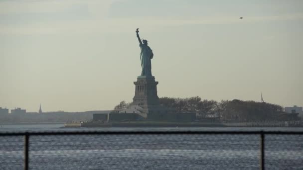 Статуя Свободы Нью Йорке Закате Остров Свободы Гудзонском Заливе — стоковое видео
