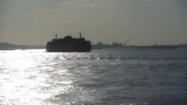 Silhouette Der Staten Island Ferry Bei Sonnenuntergang New York City — Stockvideo