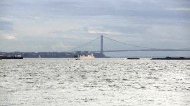 New York 'ta Brooklyn ve Staten Island' ı birbirine bağlayan Verazzano Narrows Köprüsü
