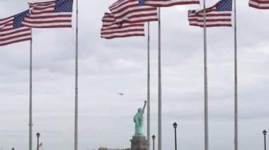 New Jersey 'de bayrak plazası, Arka planda Özgürlük Heykeli. Rüzgarda dalgalanan Amerikan bayrakları. Amerika Birleşik Devletleri 'nde özgürlük, özgürlük ve vatanseverliğin sembolü.