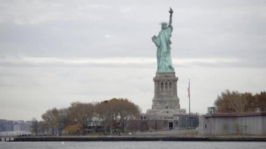 Özgürlük Adası 'nı ve Özgürlük Anıtı' nı ziyaret eden insanlar. New York 'un ünlü simgesi. New York 'taki Özgürlük Adası. Bulutlu bulutlu