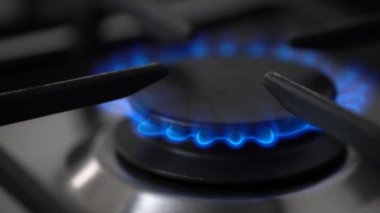 Gaz ocağı yanıyor ve kapanıyor. Doğal gaz yangınından mavi alev