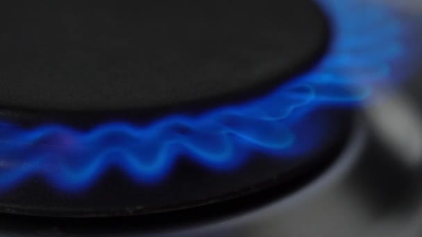 ガスがオンに切り替えられ 青い炎が現れます ガスストーブを閉めろ スローモーション — ストック動画
