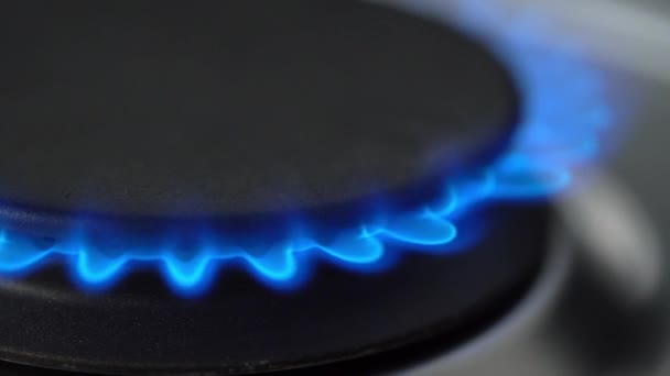 天然ガスやメタンの上昇のためのガスストーブ 価格をオフに切り替える 調理や暖房の家のためのLng代替 — ストック動画