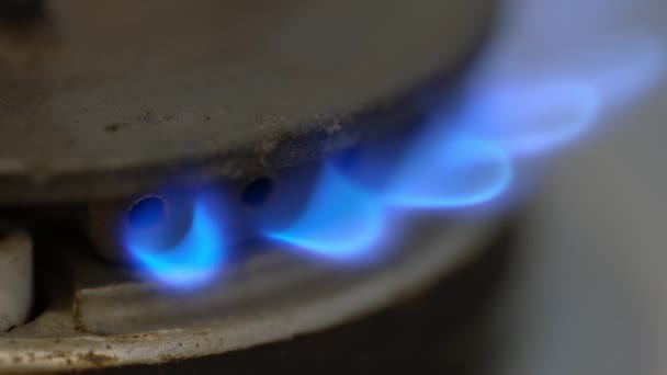 メタン天然ガス燃焼 青い炎の閉鎖 ガスで加熱 調理し — ストック動画