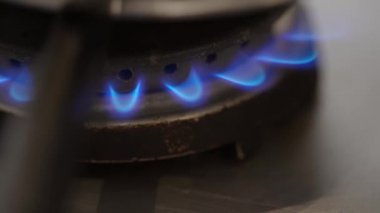 Gaz yangını yakın çekim görüntüsü. Doğal gazdan çıkan mavi alevler. Gaz kaynağı ile aşçılık