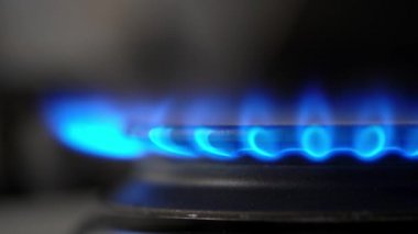 Doğal gaz yangınından mavi alevlerin parlak ve güçlü mavi rengi