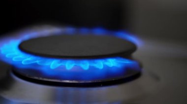 Büyük bir ocak yanıyor ve mavi doğal gaz alevleri yanıyor. Doğal Gaz ve Sıvılaştırılmış Doğal Gaz, LNG, konsept ile pişirme ve ısıtma. 4K