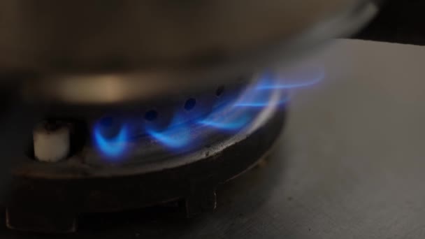 Großaufnahme Von Gasbrand Unter Topf Küche Blaue Gasflammen Lodern Gasheizung — Stockvideo