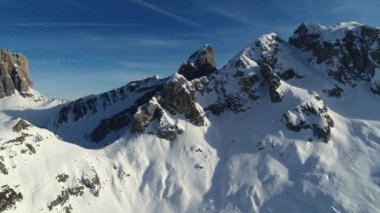 Alplerdeki güzel dolomit dağlarının hava manzarası, manzara.
