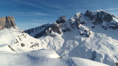 Alplerdeki güzel dolomit dağlarının hava manzarası, manzara.