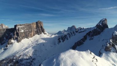Kış manzarası ve kışın güzel dolomite dağlarının drone görüntüleri.