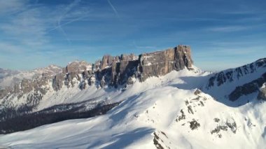 Kış mevsiminde Dolomite 'lar yukarıdan görünür, Alplerdeki kış manzarası.