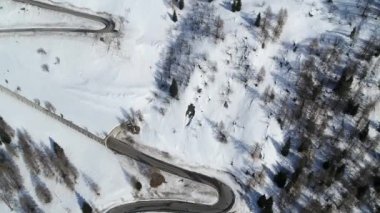 Alplerde virajlı ve dolambaçlı bir yol. Dolomitlerdeki maceralı yolların havası.