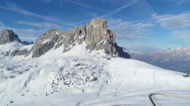 Alplerdeki üstgeçit dağı. Kışın dağda buluşolau. Dolomitlerde hava.