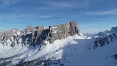 Passo Giau 'daki Dolomitler' de Alp manzarası. Kış sporları için kış manzarası