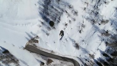 Dağın tepesinde virajlı bir dağ yolu, macera yolu