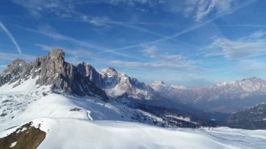 Alplerdeki destansı kış manzarası. 4K 'da passo giau' da dolomit havası.