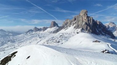 Alplerdeki destansı kış manzarası. 4K 'da passo giau' da dolomit havası.