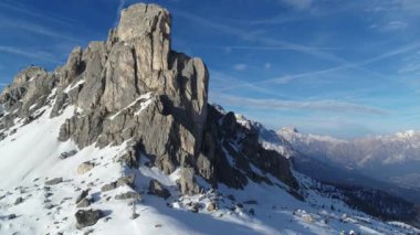 Monte Nuvolau 'nun 4K' lık havasında İtalyan Alpleri 'nde Dolomitler üzerinde kış manzarası