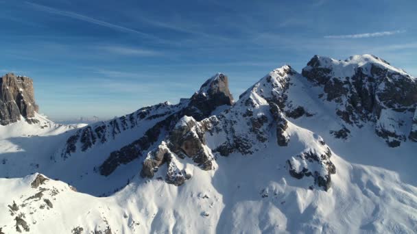 Volando Sobre Hermosas Montañas Invierno Cubiertas Nieve Profunda Las Dolomitas — Vídeo de stock