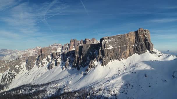 イタリアのコルティナの上のドロマイト山の空中 冬の山の風景 — ストック動画