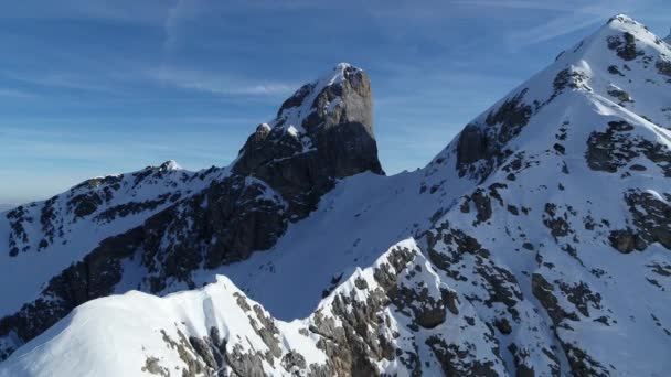Aventura Las Montañas Aéreas Nieve Cubierta Montaña Perfecta Para Pista — Vídeos de Stock