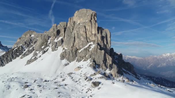 アルプスの美しいドロマイトの山の晴れた日の空中 ドローン映像イタリア — ストック動画