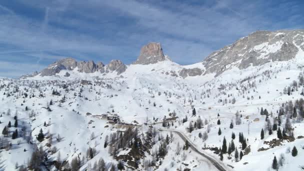 Мбаппе Дорога Альпах Воздушный Passo Giau Monte Averau Заднем Плане — стоковое видео