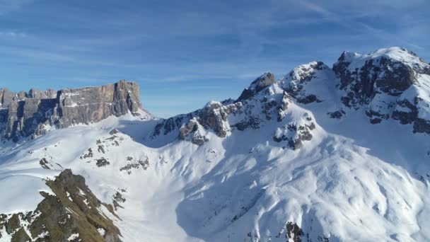冬の風景の空中 山の中でスキーツアーのような冬のスポーツ — ストック動画