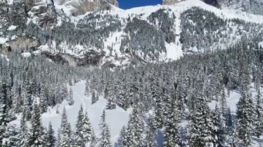 Passo Sella 'daki dolomitlerde hava var. İtalyan Alpleri 'nin yükselen kış manzarası