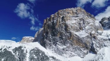 Dolomitler 'de büyük bir dağ, kışın Sella dağı. 4K 'da hava kışı