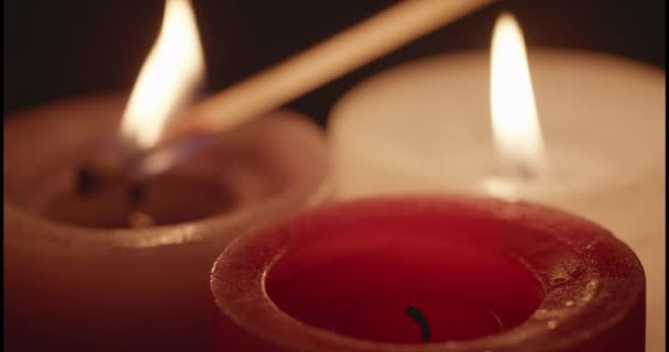 Увімкнення Свічок Палаючим Сірником Палаючі Свічки Темному Фоні — стокове відео