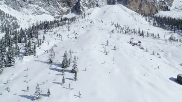 イタリアのドロミテ山脈の美しい山々からの空中後退 アルパイン航空 — ストック動画