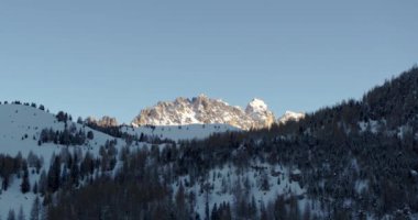 Tepeler ve Orman 'ın üzerinde uçmak, Güneş' teki Aerial sıradağları, İtalyan Alplerinde Gündoğumu. Val Gardena Kayak Merkezi, Açık Doğa ve Spor, Kayak Yürüyüşü ve Kaya Tırmanışı 'ndaki Hava Alanı