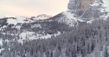Sabahın erken saatlerinde dağlarda, karla kaplı olan Aerial Dağı ve Ormanı. Kışın Çam Ağacı. Val Gardena 'da kayak merkezi. Turistler ve açık hava insanları için popüler kış sporları merkezi.