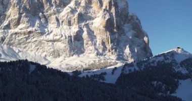 Gündoğumu sırasında Alplerdeki Sassolungo Dağı, Hava Dağı manzarası. Val Gardena 'daki Orman' ın üzerinde uçmak, Güneş Ağaçları 'ndaki Dağ Massif' i ve sabahın erken saatlerinde hâlâ gölgeli kayak yamaçlarında uçmak. Kayak merkezi