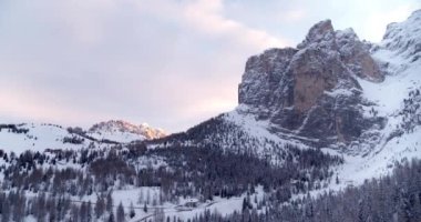 Dağların üzerinde yükselen güneş bulutları ve arka plandaki dağ güzel bir renge sahiptir. Güney Tyrol, Cir ve Sella Dağlarındaki Havadan Dağ Manzarası Doğadaki Orman ve Vadilerin Üzerinde