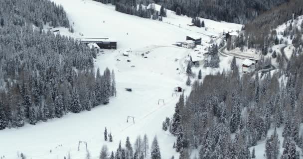 イタリア セルヴァ 1月5日 2021 ヴァル ガーデナの空中スキーリゾート スキー場のスノーキャット アルプスの冬の季節 朝早く空の駐車場 アルプスのコヴィッド — ストック動画