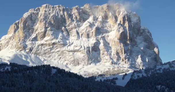 Paesaggio Aereo Montagna Inverno Sorvolando Foreste Innevate Verso Sassolungo Nelle — Video Stock