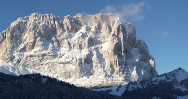 Paisagem Aérea Alpina Inverno Snow Cobriu Mountain Sassolungo Itália Selvagem — Vídeo de Stock
